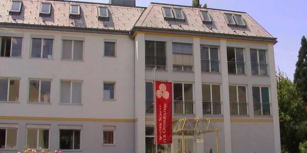 Wiener Schule für Osteopathie Das Gebäude der Wiener Schule für Osteopathie im 13. Bezirk